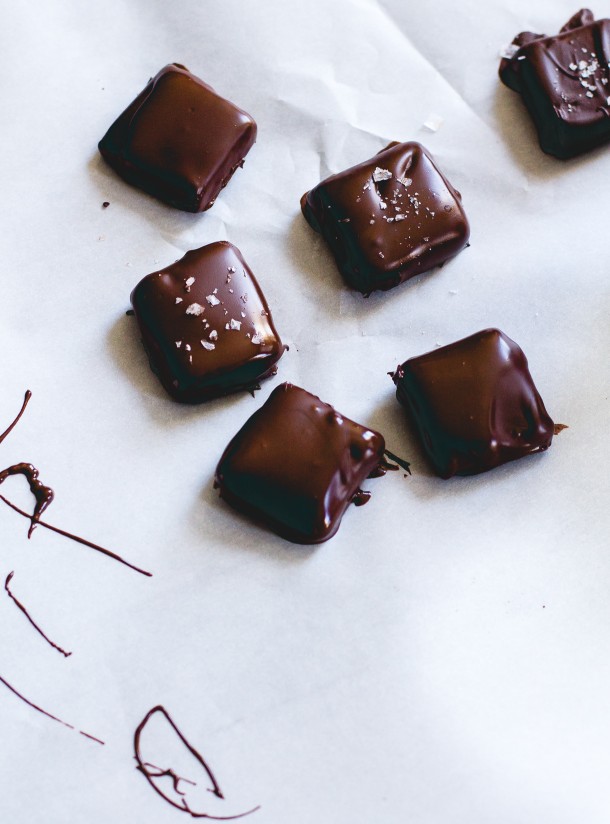 chocolate-covered-date-caramels-5-e1450238037371