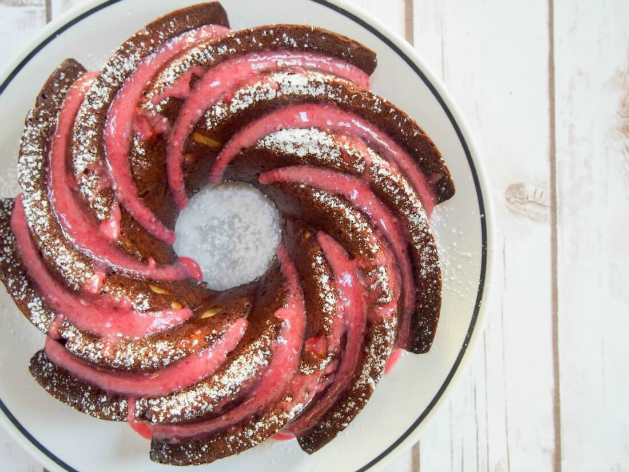 clementine-cake-with-cranberry-glaze-overhead